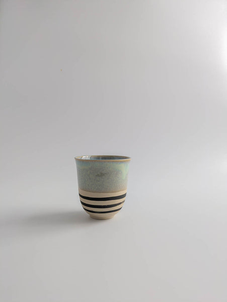 Keramikbecher small  - eisblau streifen