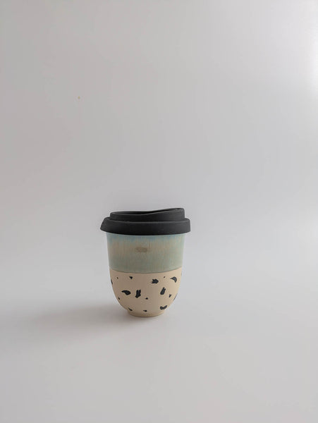 Keramikbecher small  - waldgrün punkte