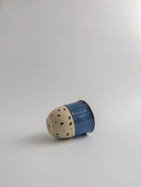 Keramikbecher small  - indigoblau punkte