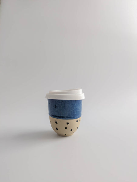 Keramikbecher small  - indigoblau punkte