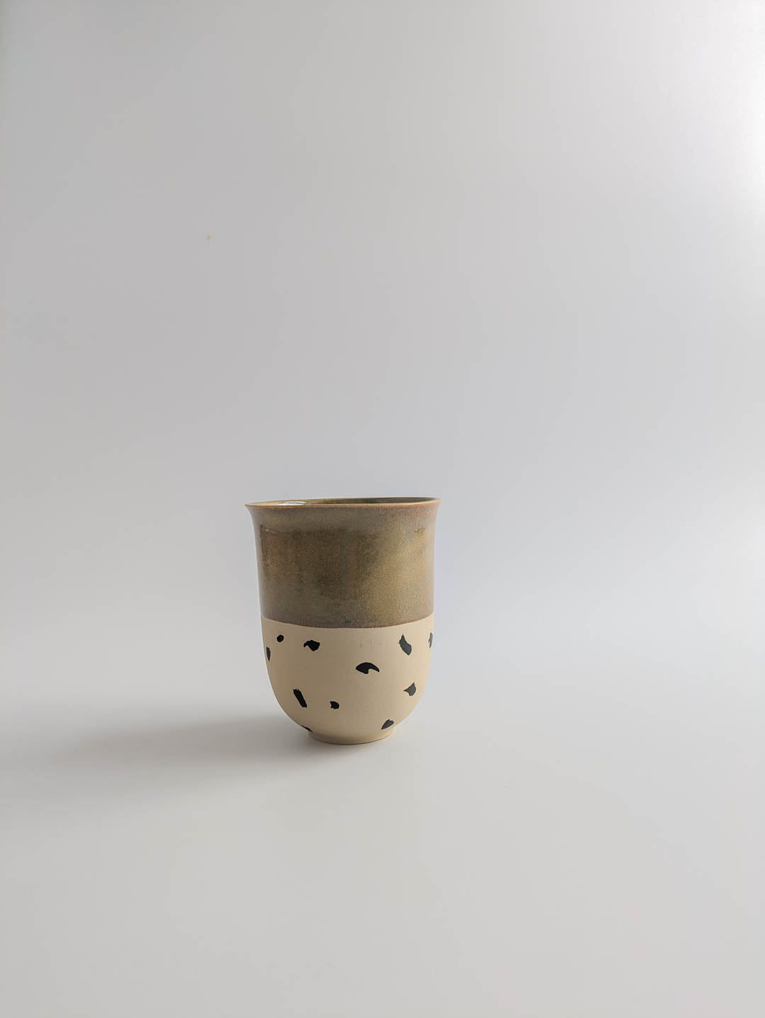 Keramikbecher medium - goldbraun punkte