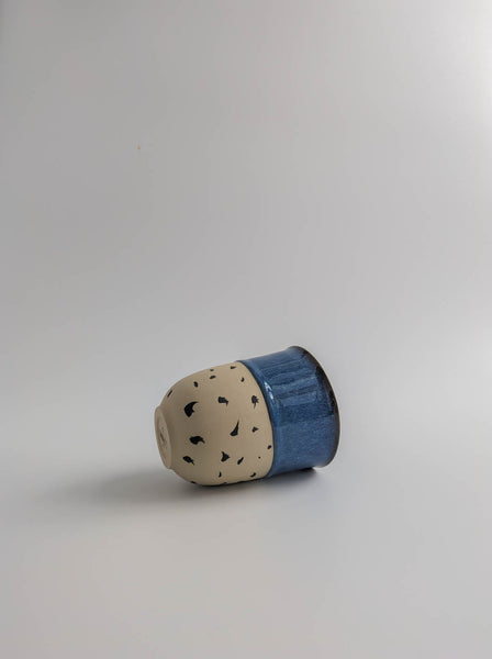 Keramikbecher medium - indigoblau punkte